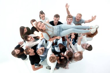 Gençlerden oluşan mutlu bir ekip liderlerini sallıyor..