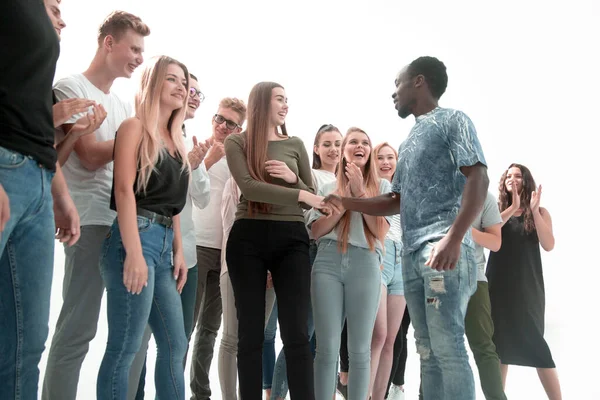 Jeunes se saluant avec une poignée de main — Photo