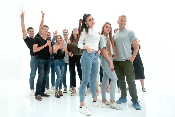 Grupa różnorodnych młodych ludzi stojących razem. — Zdjęcie stockowe