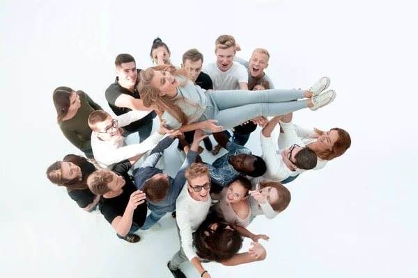 Glückliches Team junger Leute rockt ihren Anführer. — Stockfoto