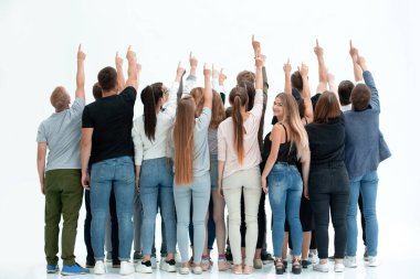 bir grup farklı genç boş ekrana işaret ediyor.