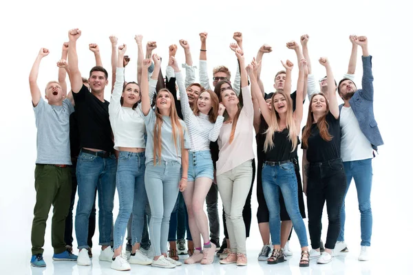 Счастливая группа молодых людей с поднятыми руками — стоковое фото