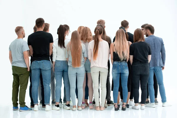 Groupe de jeunes gens divers debout devant un mur blanc — Photo