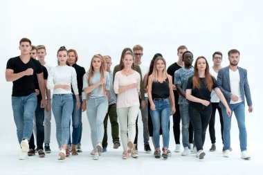 Bir grup kendine güvenen genç bir arada duruyor..