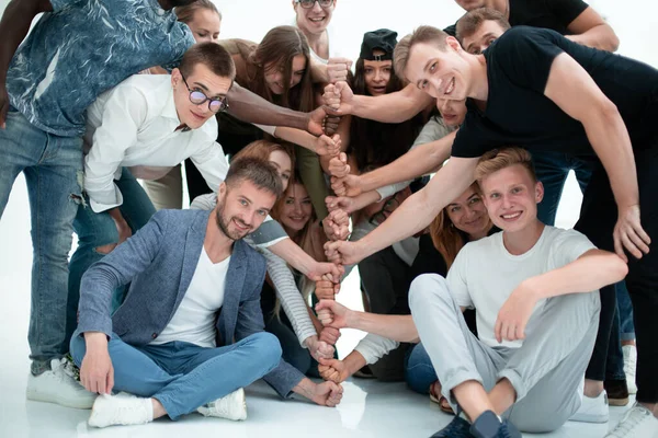 Grupo de jóvenes haciendo una torre de puños. — Foto de Stock