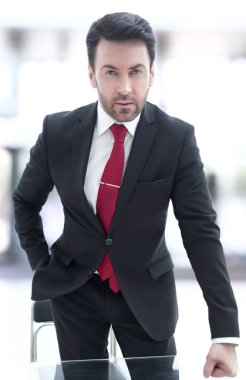 Konferans odasında duran ciddi bir iş adamı.