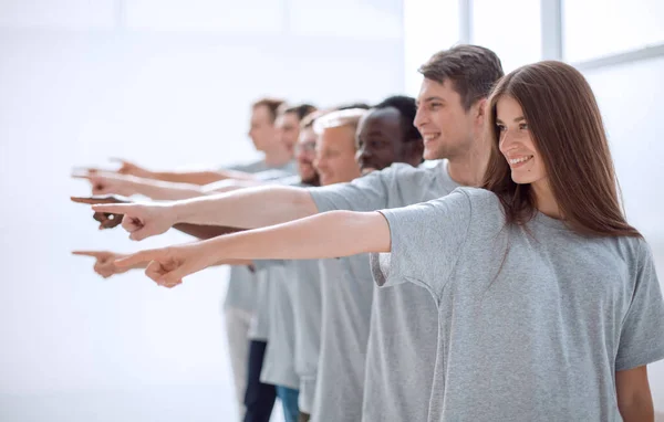 Självsäker grupp unga män som pekar framåt. — Stockfoto