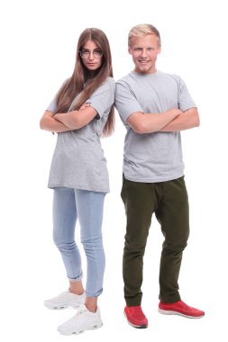 Gri tişörtlü çeşitli genç erkekler bir arada duruyorlar.