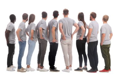 Geniş beyaz bir ekrana bakan çeşitli genç insanlar..