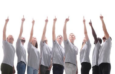 Bir grup genç bir yeri işaret ediyor.