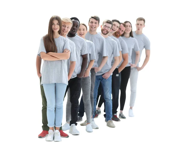 Группа молодых людей в серых футболках, стоящих в ряд — стоковое фото