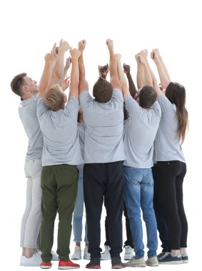 Tam gelişim. Bir grup genç ellerini kaldırarak bir çember oluşturuyorlar..
