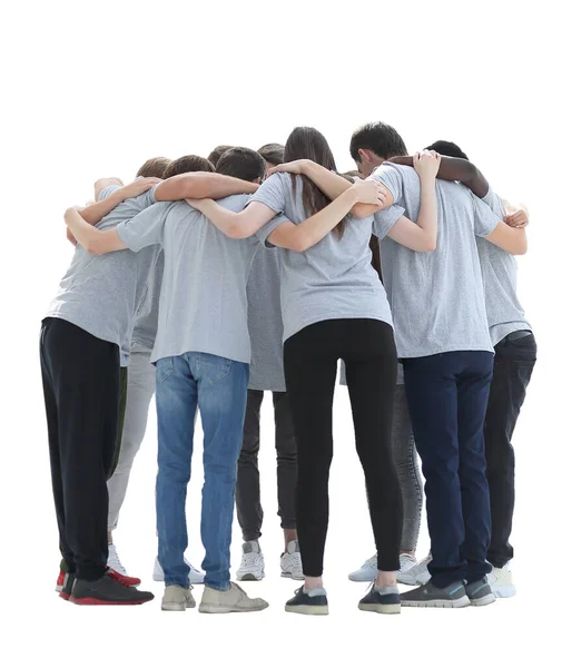 원을 그리며 서서 서로 껴안고 있는 젊은이들의 그룹. — 스톡 사진