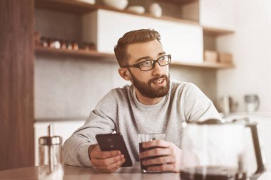 Kapat. Kahvaltıda e-posta okuyan adam