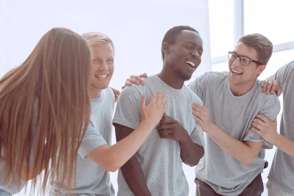 Fecha. uma feliz equipa de jovens . — Fotografia de Stock