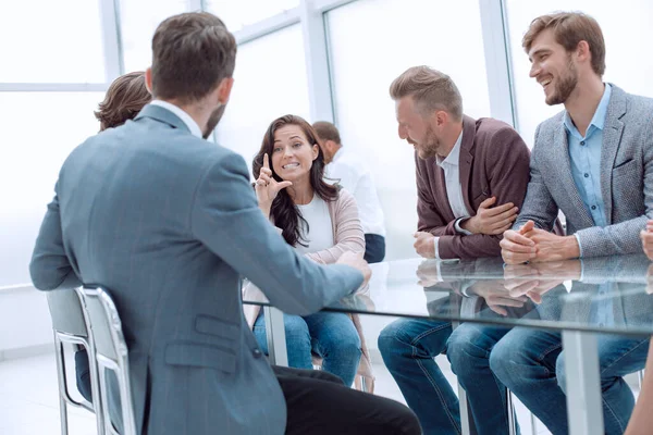 Üzletasszony elmagyaráz valamit a kollégáinak egy üzleti megbeszélésen. — Stock Fotó