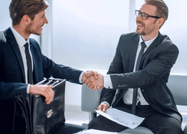 Sözleşmenin şartlarını tartıştıktan sonra el sıkışma iş ortakları