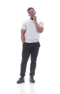 Beyaz tişörtlü yakışıklı sporcu..