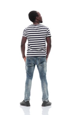 Dikiz aynası. Genç bir adam beyaz bir duvarda bir şeyler okuyor.