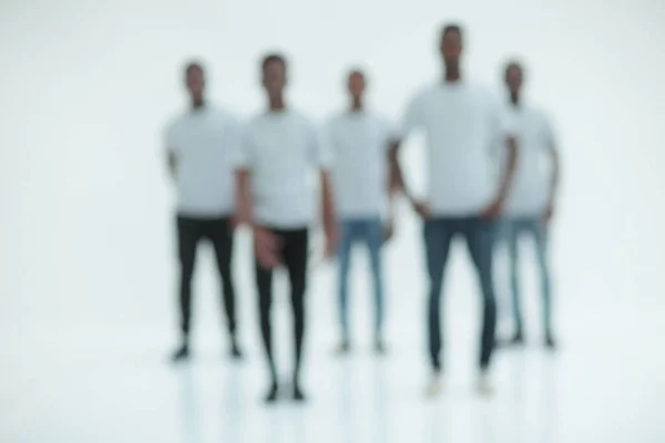 Immagine sfocata di un gruppo di giovani in t-shirt bianche — Foto Stock