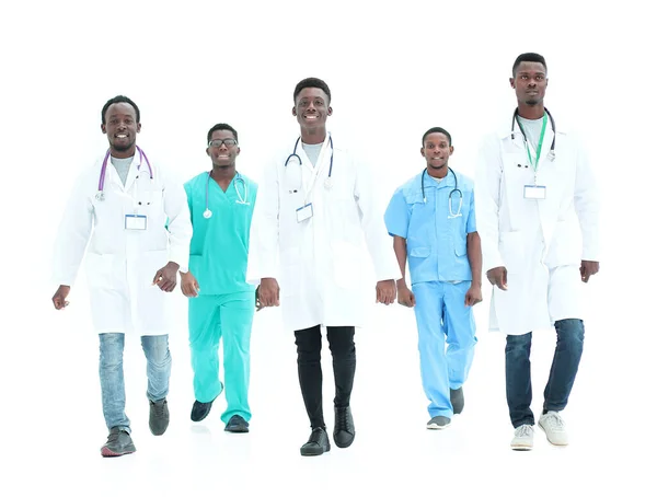 Eine Gruppe verschiedener Ärzte eilt zu Hilfe. isoliert auf weiß — Stockfoto