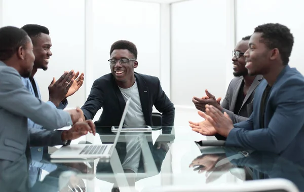 Gerente de proyecto explicando algo a los empleados en una reunión de oficina —  Fotos de Stock