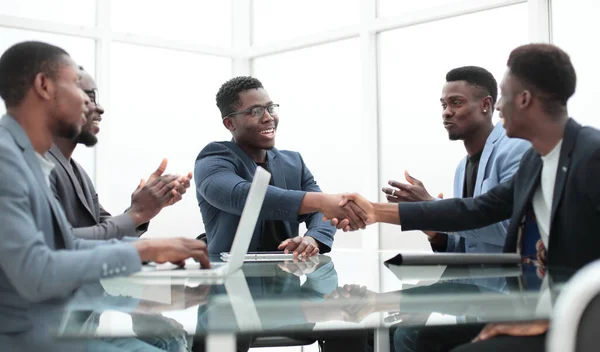 Parceiros de negócios felizes apertando as mãos na reunião no escritório. — Fotografia de Stock