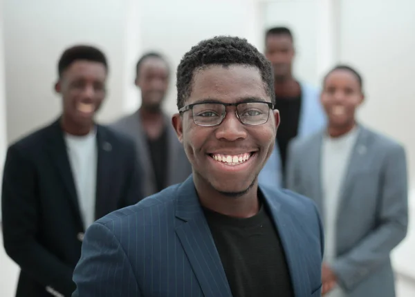 Jonge zakenman wijzend naar zijn business team — Stockfoto