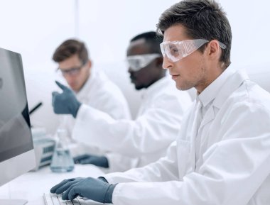 modern bilim adamı veri analizi için bir bilgisayar kullanıyor