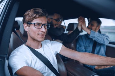 Araba süren mutlu adamın portresini kapat.