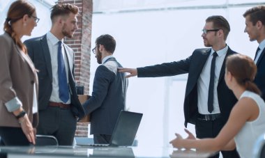 İş arkadaşları işten çıkarılan çalışana eşlik etti