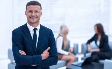 Bulanık arka plandaki başarılı iş adamı