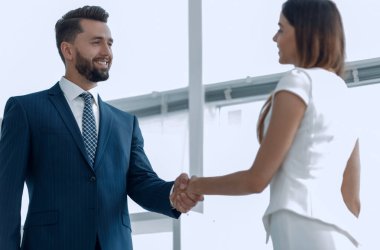 Çekici bir iş adamı ve kadın takımı el sıkışıyor.