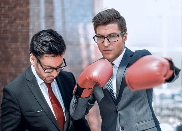 Jungunternehmer bereitet sich auf Treffen mit einem Konkurrenten vor — Stockfoto