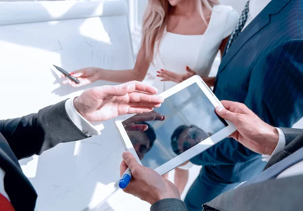 Close up.business parceiros discutindo um novo projeto de design — Fotografia de Stock