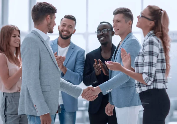 Gente de negocios dando la mano una reunión — Foto de Stock