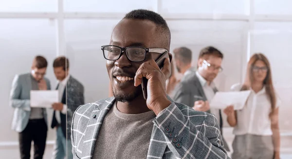 Mladý podnikatel mluví na mobilním telefonu — Stock fotografie