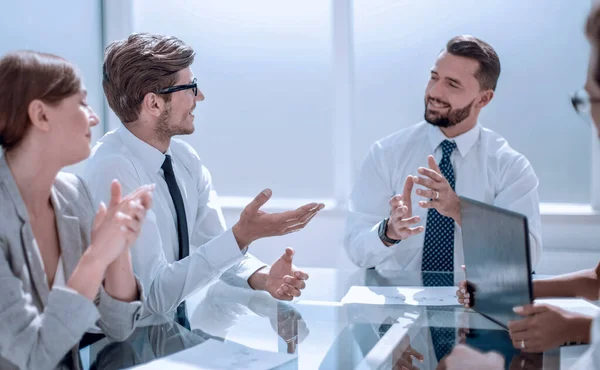 Affärskollegor diskuterar affärsplan. — Stockfoto