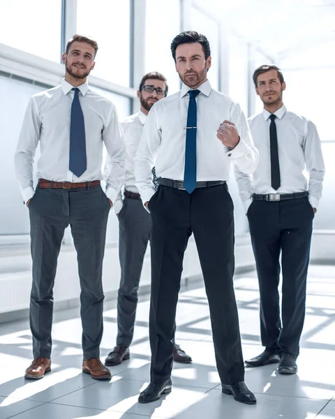 Em pleno crescimento.empresário confiante em pé na frente de sua equipe de negócios — Fotografia de Stock