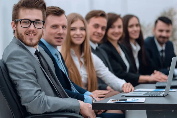 Team di lavoro seduto alla scrivania nella sala conferenze — Foto Stock