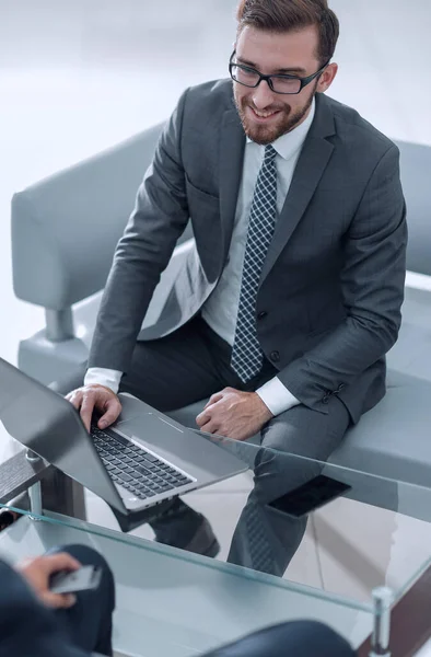 Två affärsmän vid datorn på kontoret — Stockfoto
