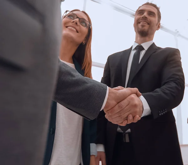 Affärsmän skakar hand i konferensrummet — Stockfoto