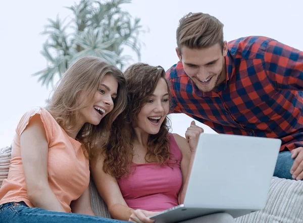 Students people browsing through your favorite video on the laptop — Stock Photo, Image