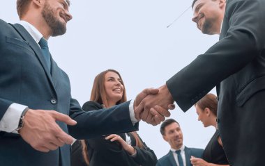 İş konsepti. İş ortaklarının el sıkışması ve hoş geldiniz.