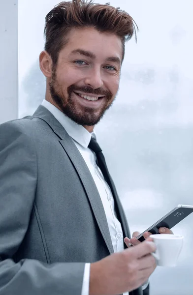 Стильний чоловік у костюмі читає інформацію по телефону — стокове фото