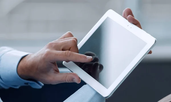 Empresário segurando tablet digital, close-up — Fotografia de Stock