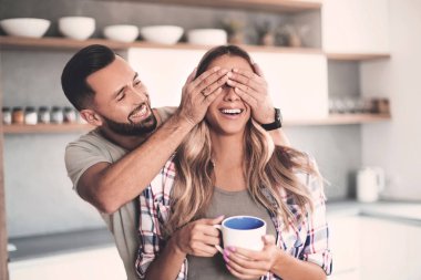 Kahveli mutlu genç bayan.