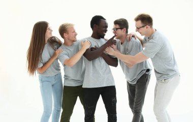 Kapat. Genç insanlardan oluşan mutlu bir takım..