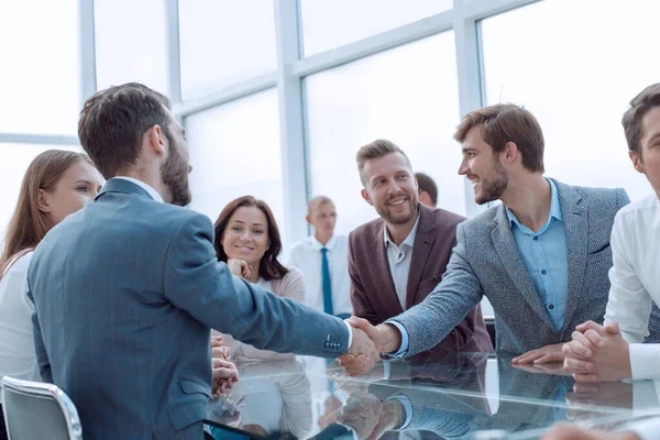 Sonriente hombre de negocios estrechando la mano con su socio de negocios. — Foto de Stock