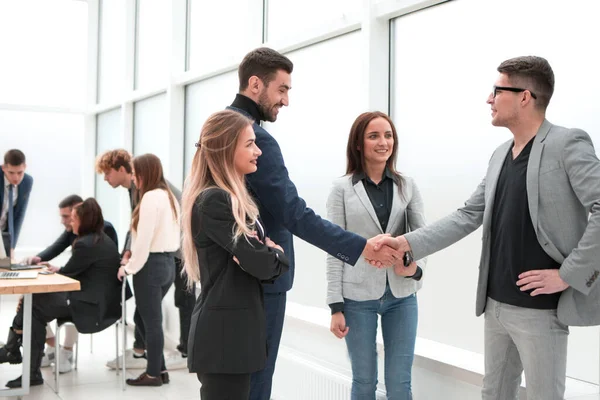 Colegas de negócios cumprimentando uns aos outros com um aperto de mão — Fotografia de Stock